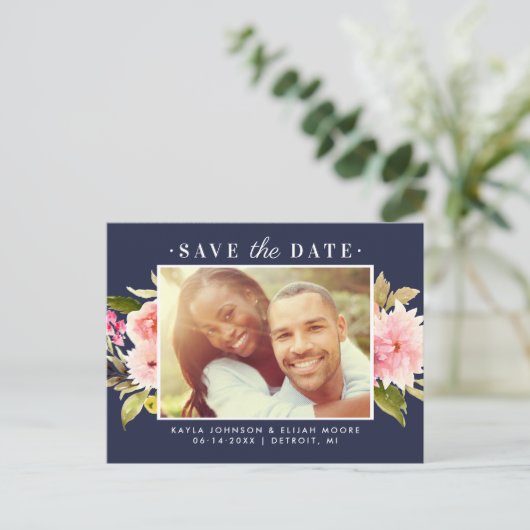 ネイビーピンクの水彩花の写真を保存日付 案内ポストカード (スタンド正面)