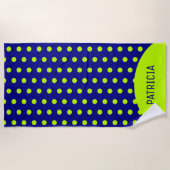 ネイビーブパーソナライズされたルー&ライムグリーン水玉模様 ビーチタオル (正面)