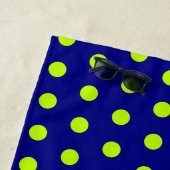 ネイビーブパーソナライズされたルー&ライムグリーン水玉模様 ビーチタオル (インサイチュ)