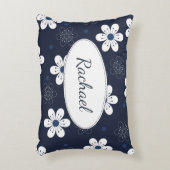 ネイビーブルーかわいらしフローラパーソナライズされた アクセントクッション (正面(垂直))