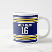 ネイビーブルーとイエローホワイトストライプズのチームジャージー ジャンボコーヒーマグカップ (右)