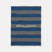 ネイビーブルーとグレーラグビーストライプ名前をカスタムする フリースブランケット (正面)