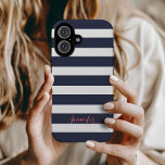 ネイビーブルーとコーラルクラシックストライプズモノグラム iPhone 16ケース<br><div class="desc">この保護クラシックのiPhoneケースとスタイルして名門私立校風のストライプはストライプの、高度なtouchのためのタイムレスなパターンと名前またはモノグラムを搭載した電話。色やフォントの様々な中から選んで、あなたの美意識に合わせて、パステルはっきりしたやニュートラルなトーンを好む。耐久性とエレガンスのために設計されたこのケースは、幅広いiPhoneモデルで利用可能であり、お使いのデバイスに最適なフィットを確保。このシックでカスタマイズ可能な電話ケースで、日常の必需品を高め、スタイルと機能の完璧なブレンド！</div>