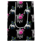 ネイビーブルーとピンクのフローラスカルゴシック結婚ズ ミディアムペーパーバッグ (裏面)