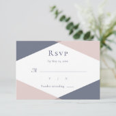 ネイビーブルーとピンクのモダンなモノグラム幾何学デザインの結婚式RSVP 招待状 (スタンド正面)