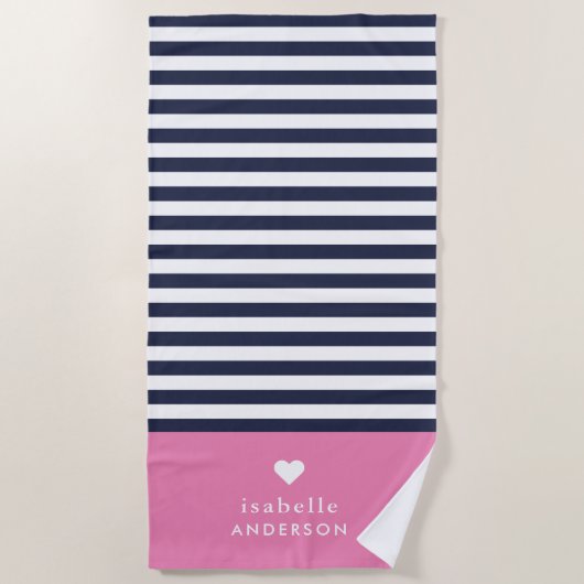 ネイビーブルーとピンクシックハートストライプモノグラム ビーチタオル (正面)