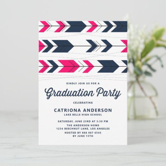 ネイビーブルーとホットピンクモダンの矢印の卒業 招待状 (スタンド正面)