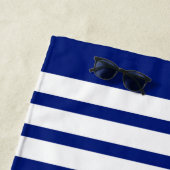 ネイビーブルーとホワイトに青いピラニアストライプ魚 ビーチタオル (インサイチュ)