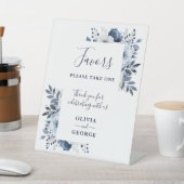 ネイビーブルーとホワイトのエレガントフローラ結婚式の引き出物 台座サイン (インサイチュ)