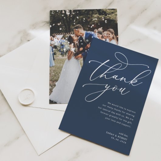 ネイビーブルーとホワイトのタイポグラフィ結婚ズ サンキューカード