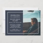 ネイビーブルーとホワイトのミニマルなデザインで人生をお祝い | 写真 招待状 (正面)