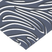 ネイビーブルーとホワイトのモダン抽象芸術線形パターン ミディアムテーブルランナー (コーナー)