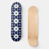 ネイビーブルーとホワイトジオメトリックフローラ スケートボード (正面)