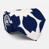 ネイビーブルーとホワイトジオメトリックフローラ ネクタイ (ロール)