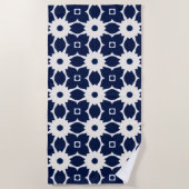 ネイビーブルーとホワイトジオメトリックフローラ ビーチタオル (正面)