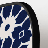 ネイビーブルーとホワイトジオメトリックフローラ ピックルボールラケット (左詳細)