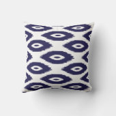 ネイビーブルーとホワイトトライバルイカットドット クッション (裏面)