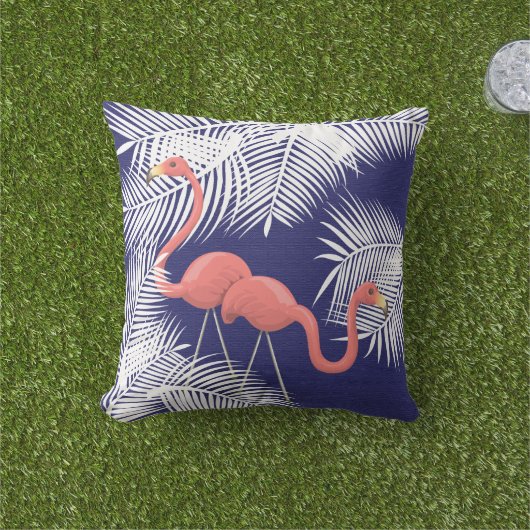 ネイビーブルーとホワイトパームのパームにピンクのフラミンゴ離れスを アウトドアクッション (芝生)