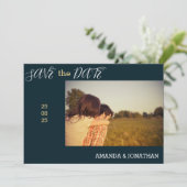 ネイビーブルーとホワイトローズの写真デイトカードを保存 招待状 (スタンド正面)