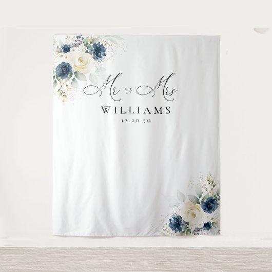 ネイビーブルーとホワイトローズ結婚ズバックドロップ タペストリー (正面)