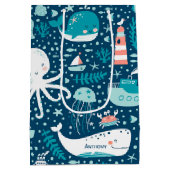 ネイビーブルーとホワイト航海の海パターン少年 ミディアムペーパーバッグ (裏面)