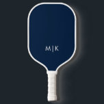 ネイビーブルーとホワイト |モノグラモダンム ピックルボールラケット<br><div class="desc">このモダンピックボールのパドルデザインは、ダークネイビーの青い背景を備え、白い文字ではっきりしたは、イニシャルが見た目はシンプル、まだプロフェッショナルでスタイリッシュす。</div>