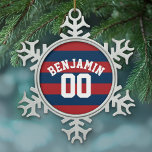 ネイビーブルーとレッドラグビーストライプグの名前番号 スノーフレークピューターオーナメント<br><div class="desc">家族パーソナライズされたの男と男の子のためのスポーティで男らしいパターン。このスポーツデザインはアスリートのサッカーや野球に遊最適である。はっきりした文字まモダンたはモノグラムの領域を有するカスタマイズおよびデザイン。アートワークもしを調整したり、フォントを変更したりする必要がある場合は、クリック領域でカスタマイズもの操作を行うことができる。これにより、多くの変更を行うことができるデザインツールに移動する。</div>