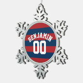 ネイビーブルーとレッドラグビーストライプグの名前番号 スノーフレークピューターオーナメント (右)