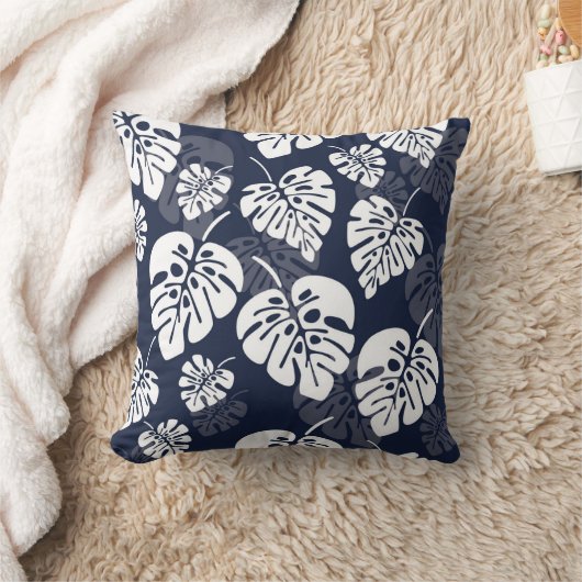 ネイビーブルーと白い熱帯地方の葉 |フローラ クッション (ブランケット)