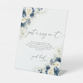 ネイビーブルーと白のバラがリングや輪を入れる看板 台座サイン (正面)