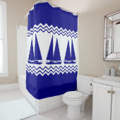 ネイビーブルーと白の海岸沿いのデコールセーラーボート シャワーカーテン (インサイチュ)