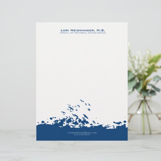 ネイビーブルーと白飛んでいる鳥のイラストレーション レターヘッド (スタンド正面)