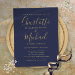 ネイビーブルーと金ゴールドシグネチャー結婚スクリプト インビテーションポストカード<br><div class="desc">シグネチャースタイル名を使用しエレガントて、このネイビーブルーと金ゴールド結婚式招待状ハガキパーソナライズされたは、シックなレタリングであなたの情報と一緒に行うことができる。Thisisnomeによる設計©</div>