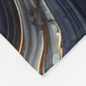 ネイビーブルーと金ゴールドマーブル絵画の抽象芸術 フリースブランケット (角)