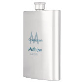 ネイビーブルーのグルームズマン名レター日付男性用 フラスク (左)