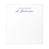 ネイビーブルーのスクリプト名のデスクからミニマリスト ノートパッド (正面)