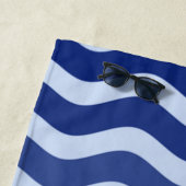 ネイビーブルーのストライプの波に乗るかわいいイルカ ビーチタオル (インサイチュ)