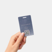 ネイビーブルーのスモーキーQRコード付き社員名札 バッジ (手持ち)