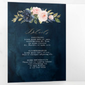 ネイビーブルーのダスティーブルッシュピンクの花のウェディングトリフォールド 三つ折り案内状 (内部最初)