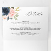 ネイビーブルーのダスティーブルッシュピンクの花の結婚式トリフォールド 三つ折り案内状 (内部最初)