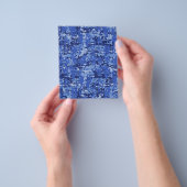 ネイビーブルーのデジタルカモフラージュテクスチャ チラシ (手)