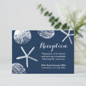 ネイビーブルーのビーチ シェル ウェディング レセプション エンクロージャーカード (スタンド正面)