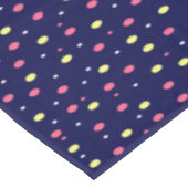 ネイビーブルーのピンクとイエロー水玉模様 テーブルクロス (アングル)