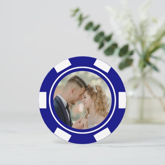 ネイビーブルーのベガスポーカー チップ結婚式前撮りパーティー 招待状 (スタンド正面)