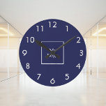 ネイビーブルーのホワイトビジネスロゴ ラウンド壁時計<br><div class="desc">クラシックネイビー青の背景。ビジネス、会社のロゴをカスタマイズして追加するホワイトクロック番号。</div>
