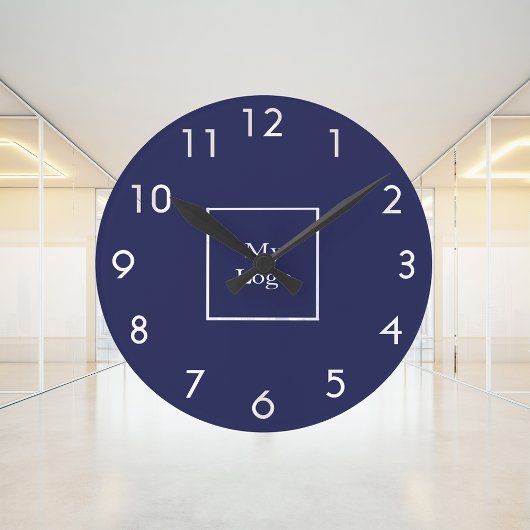 ネイビーブルーのホワイトビジネスロゴ ラウンド壁時計