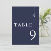 ネイビーブルーのミニマルモダンモノグラムテーブルナンバー 招待状 (スタンド正面)