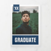 ネイビーブルーのモダンテクスチャード写真卒業式 三つ折り招待状 (カバー)