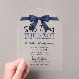 ネイビーブルーのリボンがかわいい「She's Tying the Knot」テーマのデザイン アクリル招待状