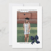 ネイビーブルーのリボンにゴールドのグリッターが付いた卒業 招待状 (裏面)